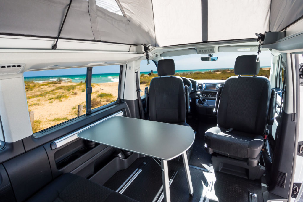 Mesa de la Volkswagen California Beach montada en el interior