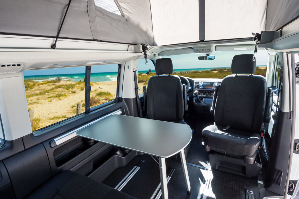 Mesa de la Volkswagen California Beach montada en el interior.