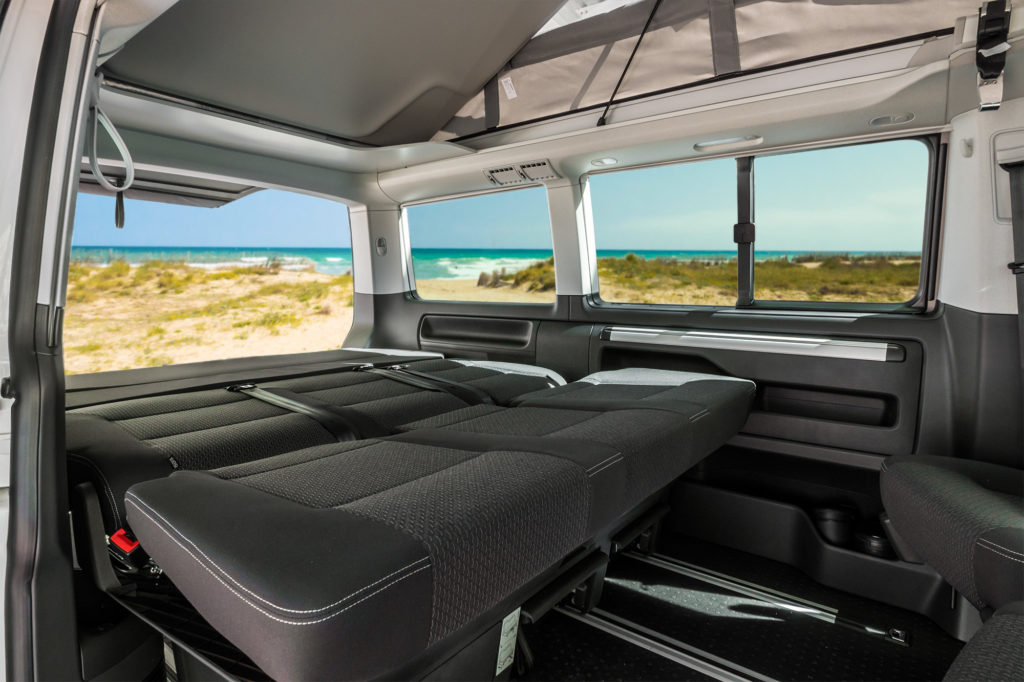 Banqueta trasera convertida en cama en la Volkswagen California Beach